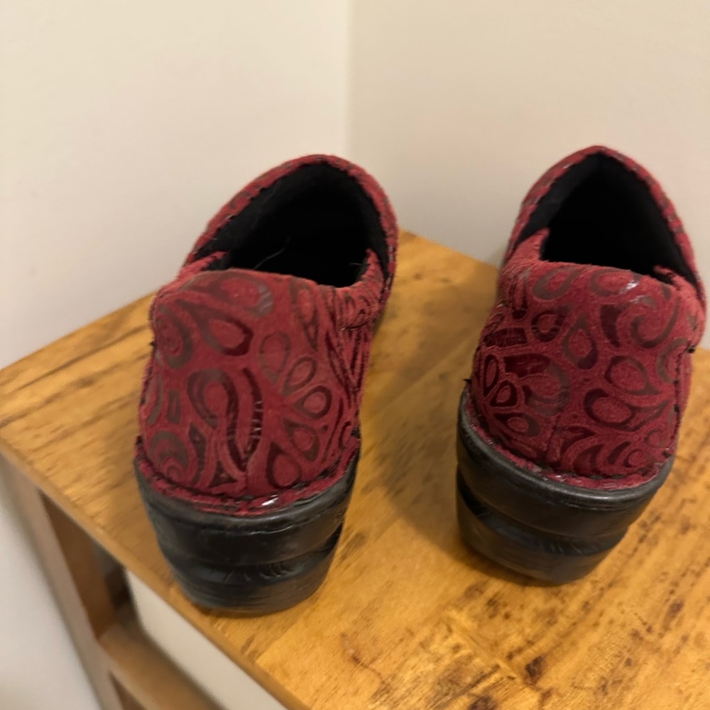 Boc Women's Red Patterned Clogs - image 4